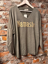 Lade das Bild in den Galerie-Viewer, Shirt &quot;Namaste&quot;
