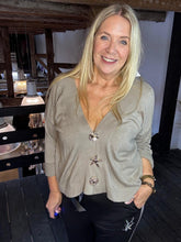 Lade das Bild in den Galerie-Viewer, Caedigan &quot;Goldy&quot;
